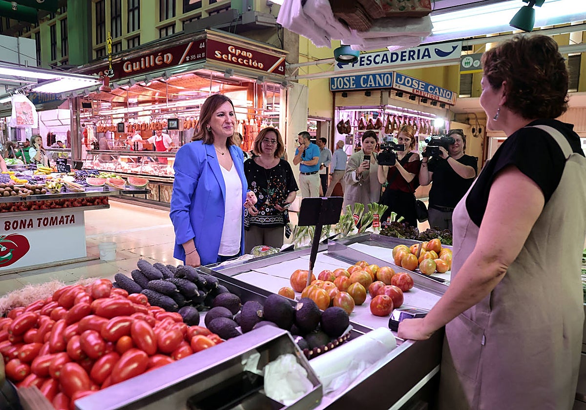 Imagen de la alcaldesa de Valencia, María José Catalá, en el mercado de Ruzafa