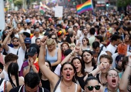 El Orgullo Gay desfila vigilado por drones, entre vallas y con 46 carrozas
