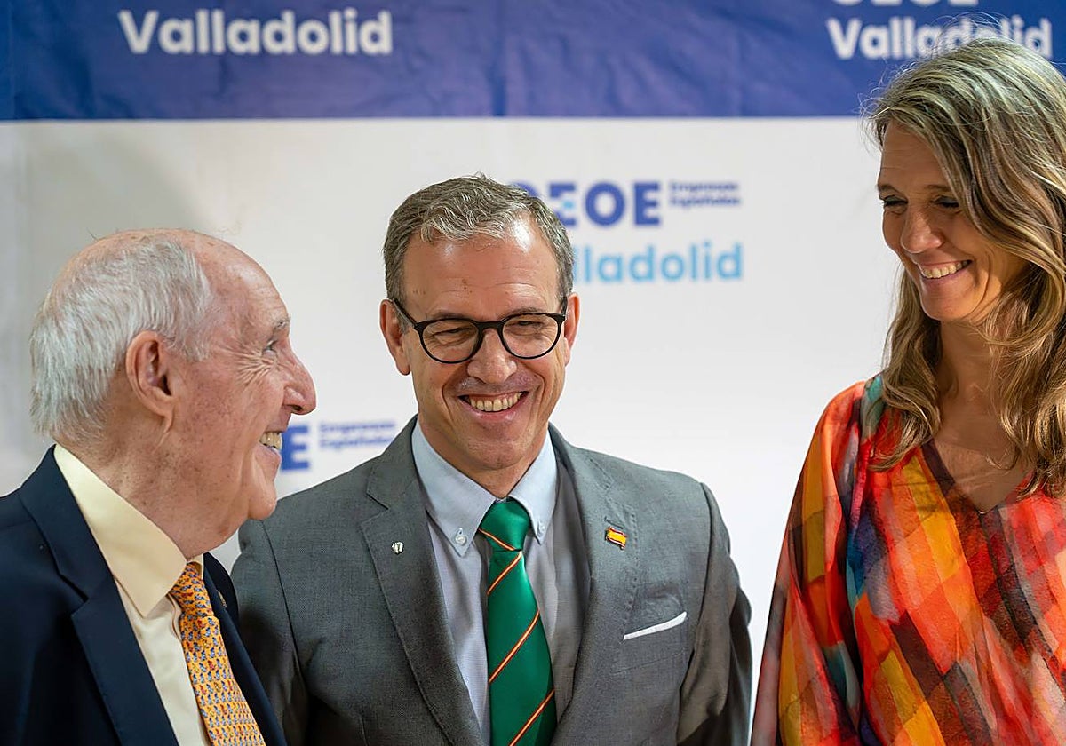 Veganzones cierra la jornada 'Inteligencia artificial. Tecnología disruptiva en la industria agroalimentaria' organizada por CEOE Valladolid. En la imagen junto a Ángela de Miguel, Presidenta de CEOE Valladolid, y José Ramón Perán, director general de CARTIF