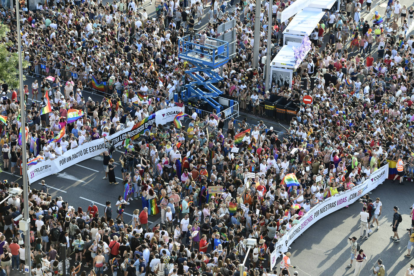 Una toma desde lo alto durante el  inicio del desfile