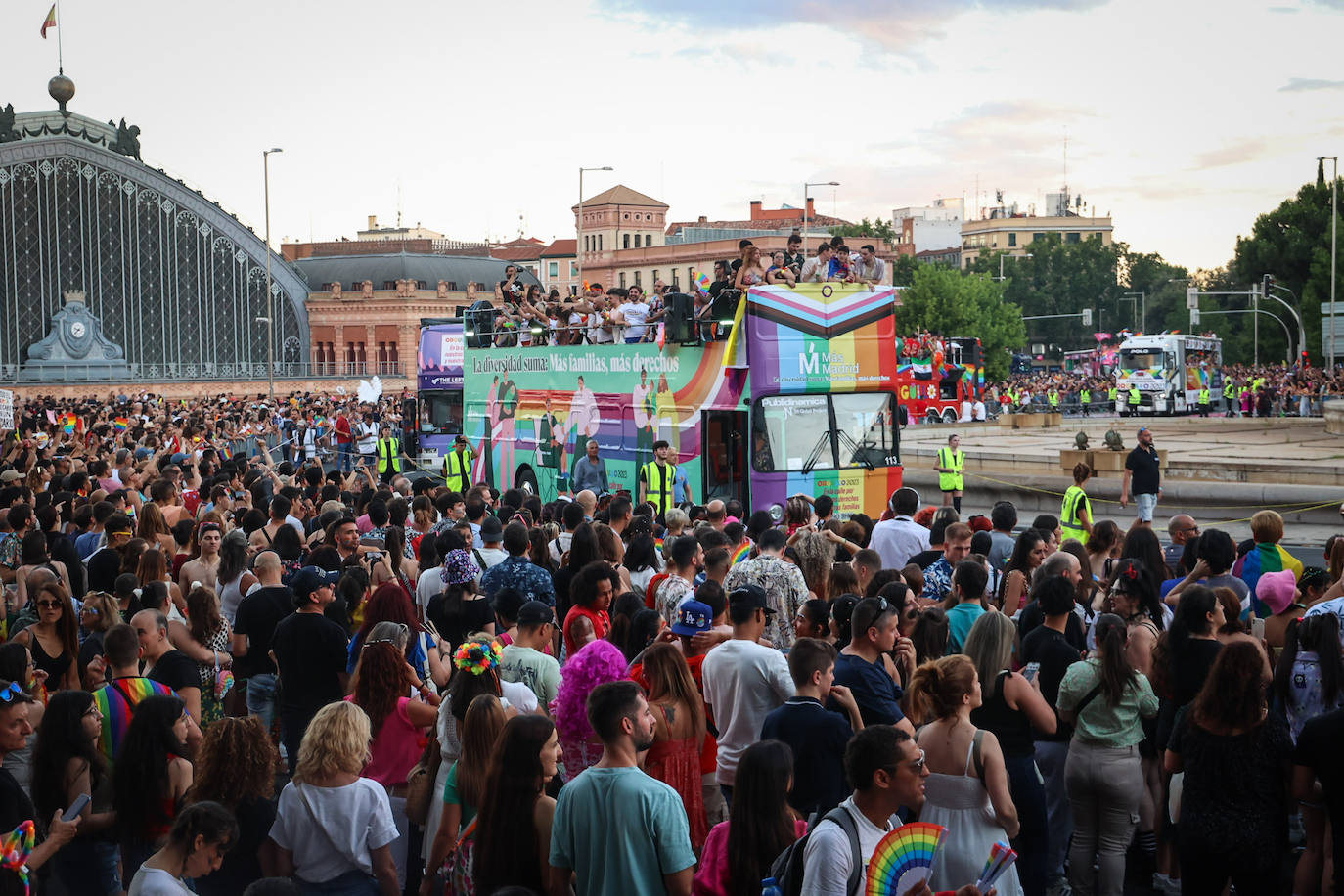 El ambiente cerca de la estación de  Atocha durante la manifestación del Orgullo