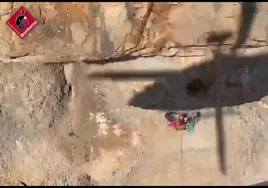El vídeo del rescate en helicóptero de dos escaladores colgados en un acantilado tras un golpe de calor en Calpe