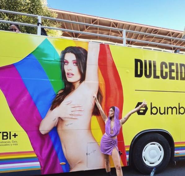 Dulceida participa en la marcha del Orgullo en Madrid con un autobús personalizado.