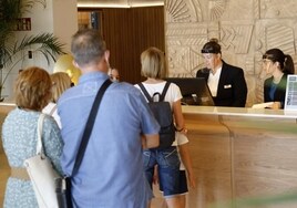 Los hoteles rechazan facilitar a Interior datos privados del huésped como la tarjeta bancaria o quién es su acompañante