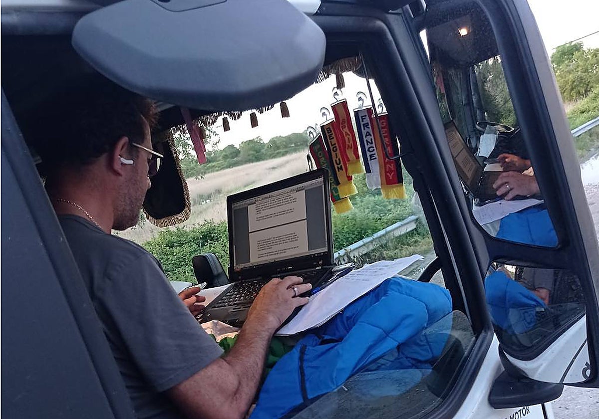 José Antonio, en su camión, mientras escribe en el ordenador
