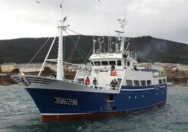 Rescatan en buen estado a los 15 tripulantes de un pesquero gallego que ardió en Gran Sol