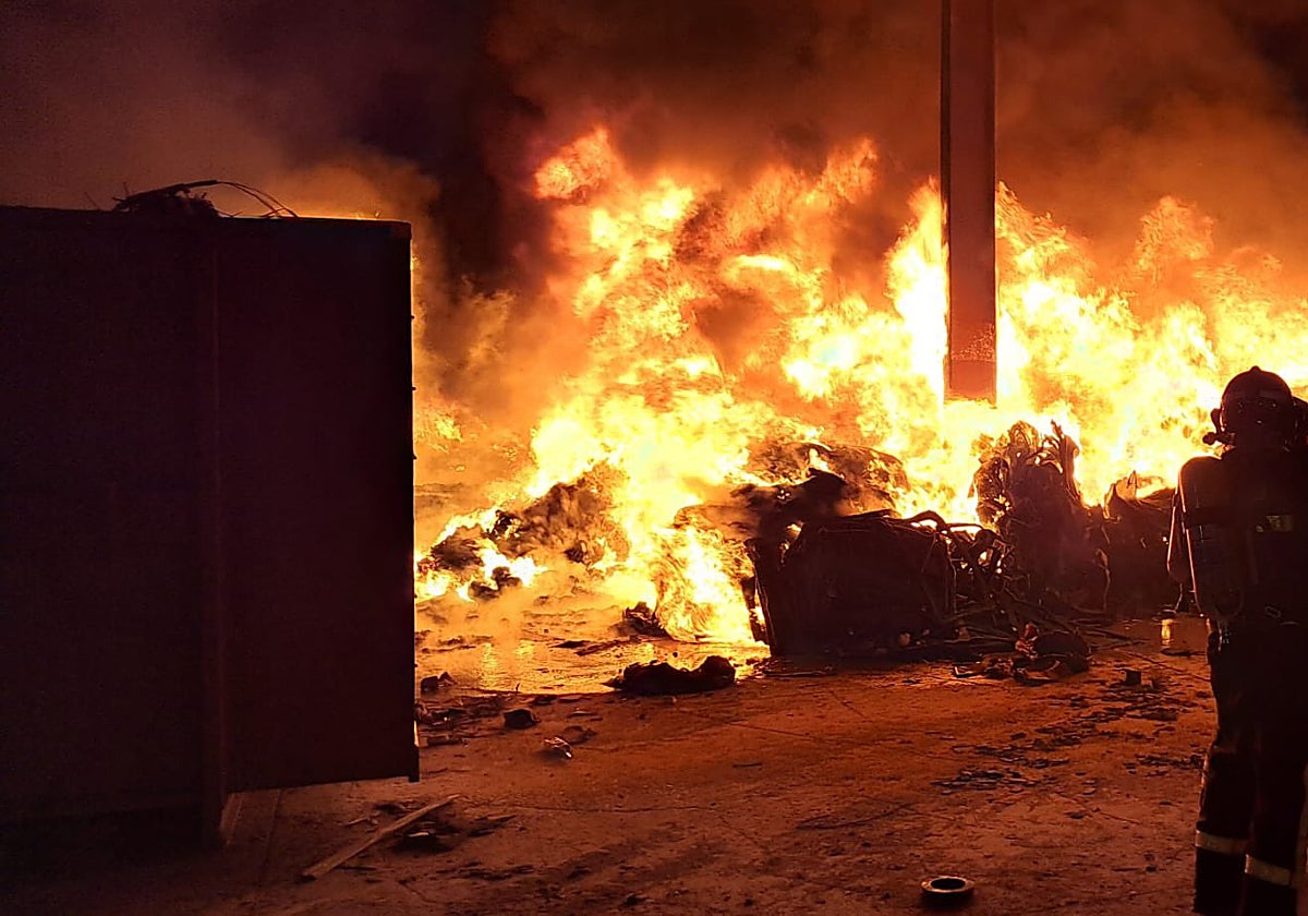 Un incendio prende de madrugada una empresa de reciclaje en La Cistérniga (Valladolid)