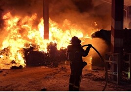 Un incendio prende de madrugada una empresa de reciclaje en La Cistérniga (Valladolid)