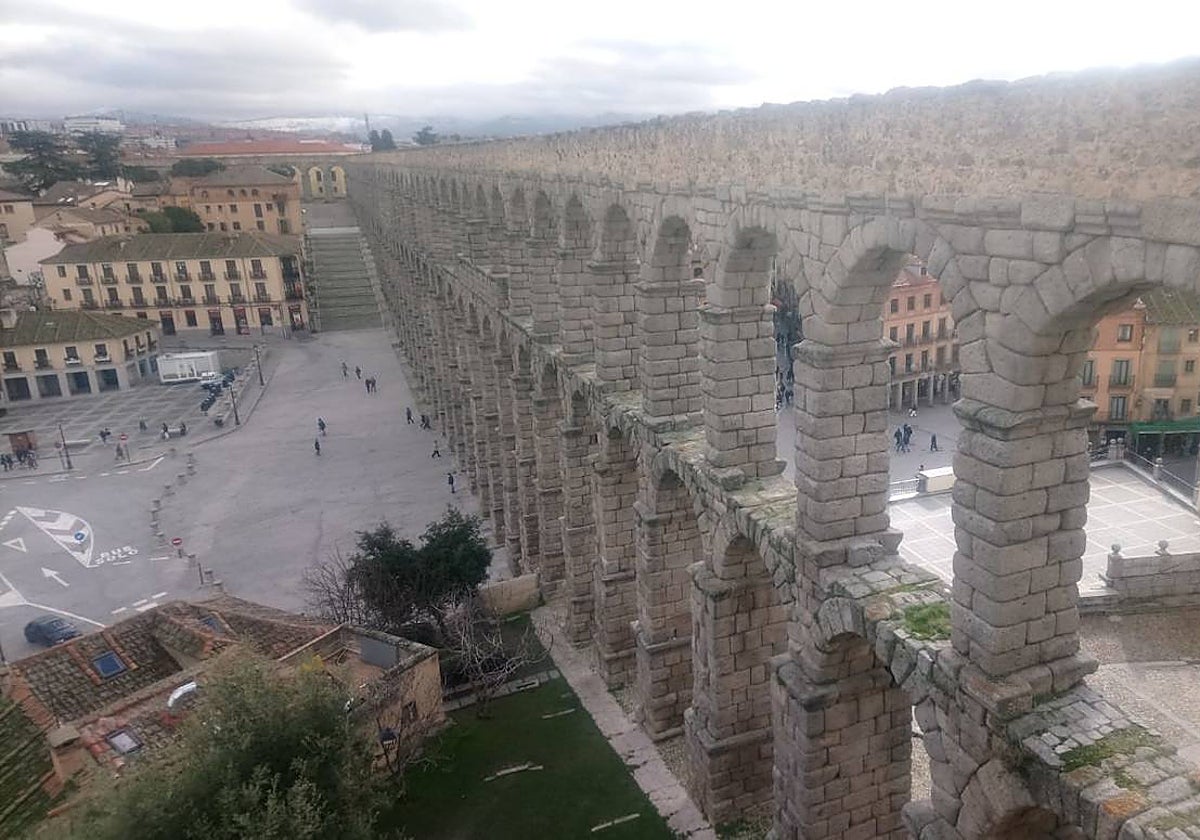 Acueducto de Segovia, visto desde la zona de las almenas en la que se ha precipitado el joven herido grave