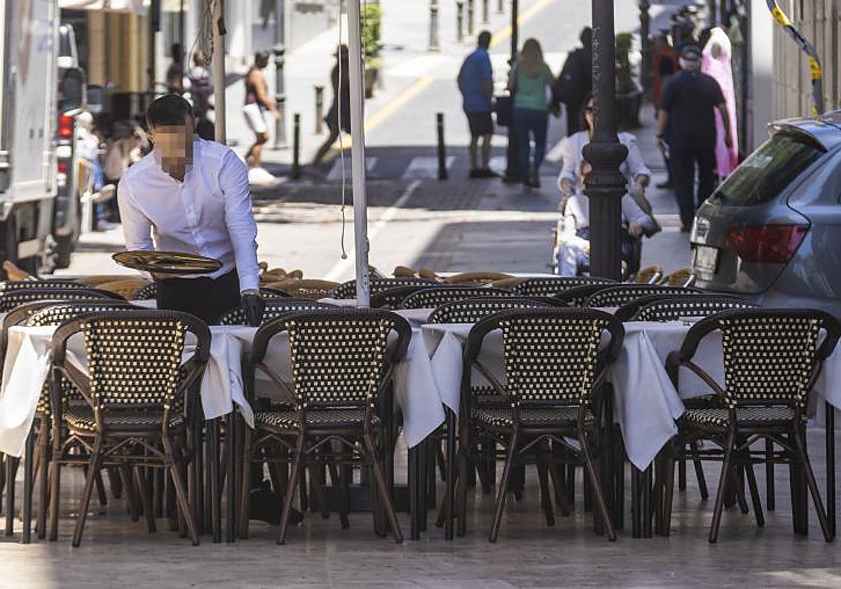 Imagen de archivo de un establecimiento de hostelería en el que un camarero ordena las