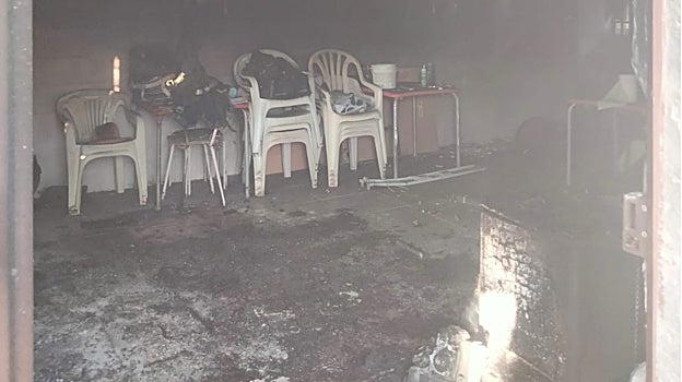 Estado en el que ha quedado el interior de la vivienda, con muebles y enseres calicinados