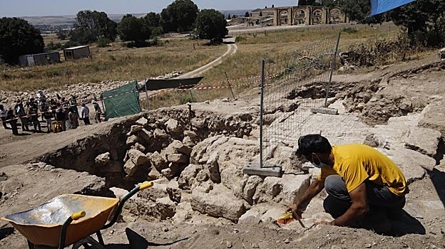 Investigación arqueológica en la plaza de armas de Medina Azahara
