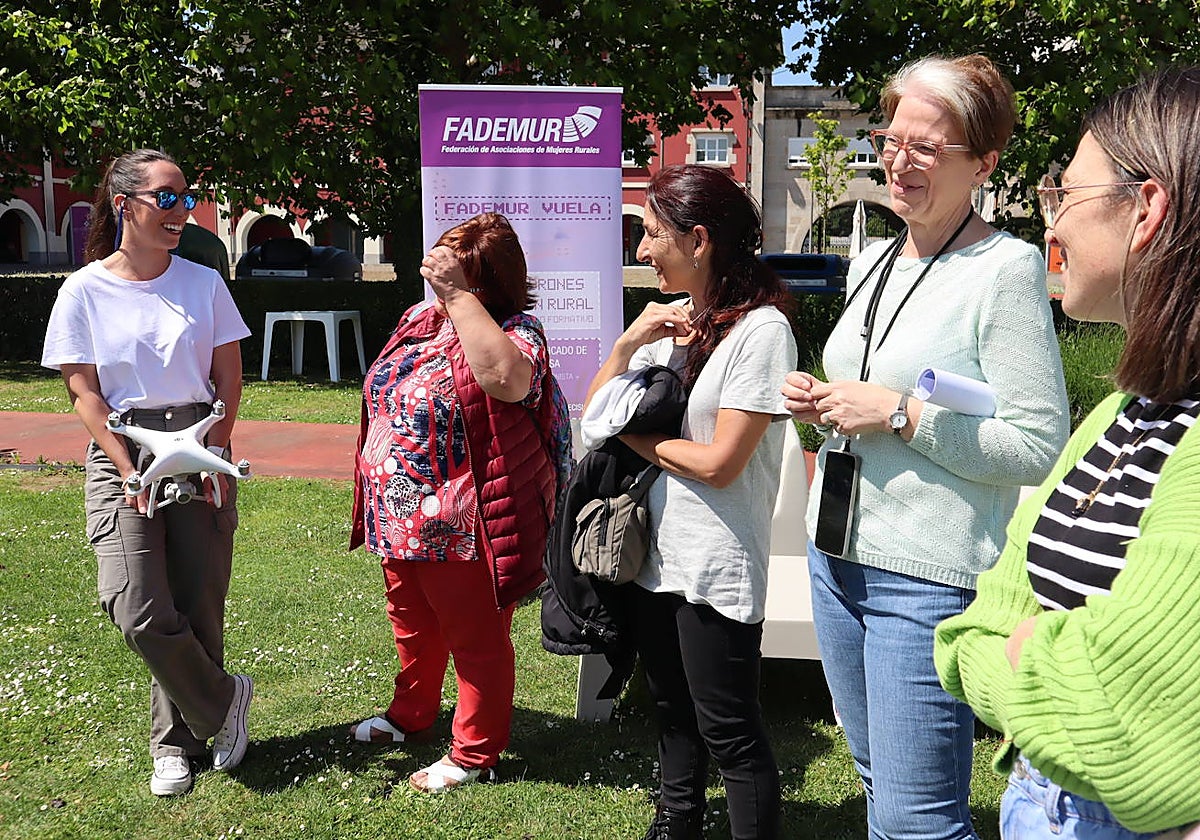 Carlota Nieto, junto a alumnas del curso y Verónica Marcos (2ª d.), presidenta de Fademur Galicia