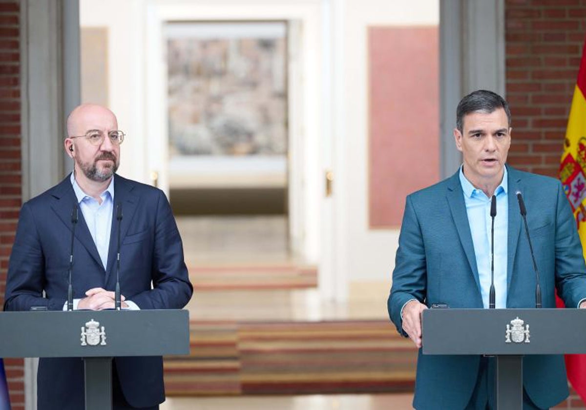 Sánchez y Michel, durante su comparecencia en el Palacio de la Moncloa este domingo