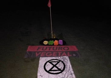 Activistas climáticos tapan hoyos de campos de golf de seis provincias para denunciar el «despilfarro de agua»