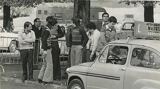 Año 1975: jóvenes esperando a examinarse del carnet de conducir