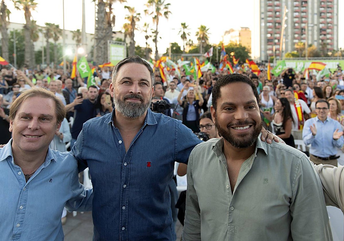 Joan Garriga, Santiago Abascal e Ignacio Garriga, este sábado, en un acto de precampaña en Barcelona