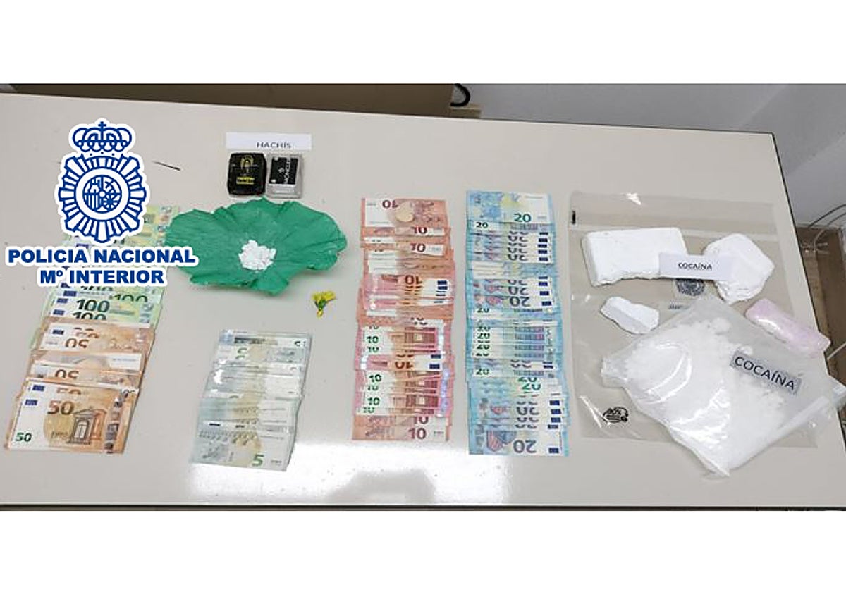 Imagen del dinero en efectivo y las muestras de cocaína confiscadas por la Policía Nacional