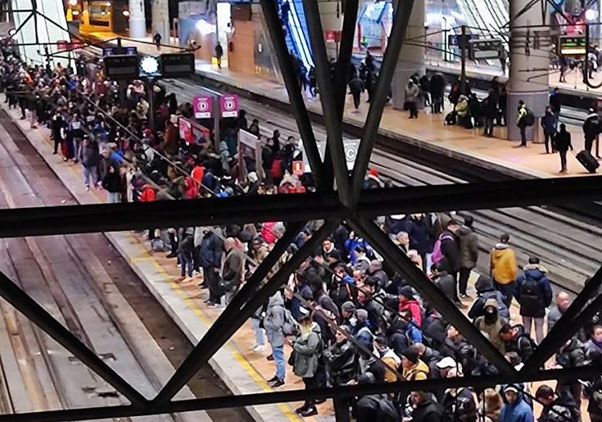 Cientos de usuarios esperan a los trenes de Cercanías en Madrid