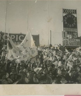 Imagen secundaria 2 - Arriba, entrenamiento de los jugadores del Atlhetic Club de Madrid en el Metropolitano en 1931. Abajo, izquierda, vista general del Stadium Metropolitano el 15 de mayo de 1929, fecha del primer partido España-Inglaterra. Derecha, aficionados en el Estadio de Chamartín, vitoreando el tercer gol del Real Madrid al Atlético Aviación, en marzo de 1945.