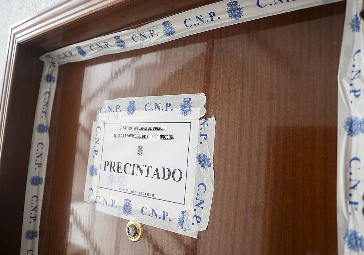 El precinto policial en el piso de la víctima, en Alcalá de Henares