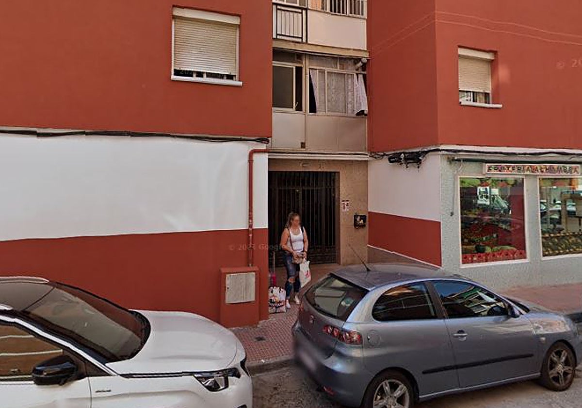 Vista exterior del portal, en la calle de Batanes, donde han tenido lugar los hechos