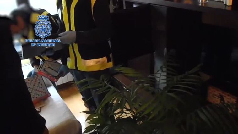 La Policía detiene en Gijón a un "groomer" por acosar a nueve niñas menores de edad