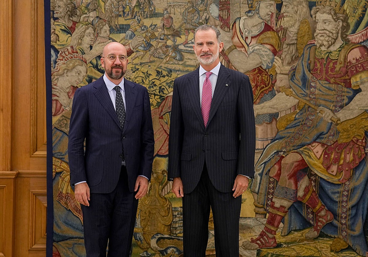 Felipe VI junto al presidente del Consejo Europeo, Charles Michel, en el palacio de la Zarzuela