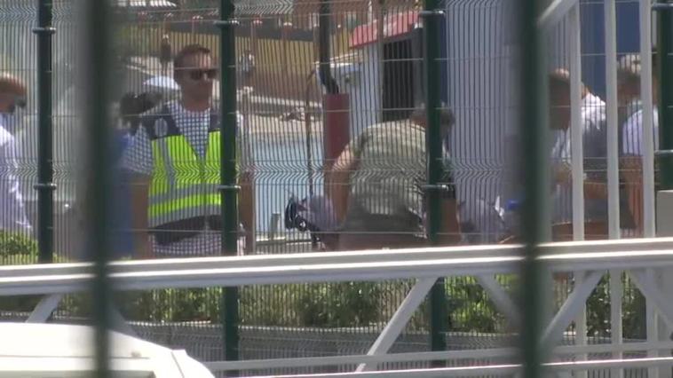 Salvamento Marítimo traslada a Tenerife una embarcación con 65 migrantes y un fallecido