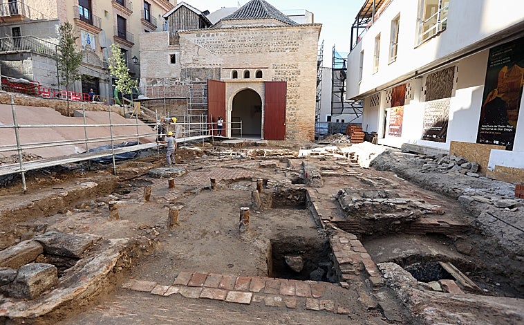 Imagen principal - Este martes comienzan las visitas guiadas a las excavaciones arqueológicas en la plaza del Corral de Don Diego
