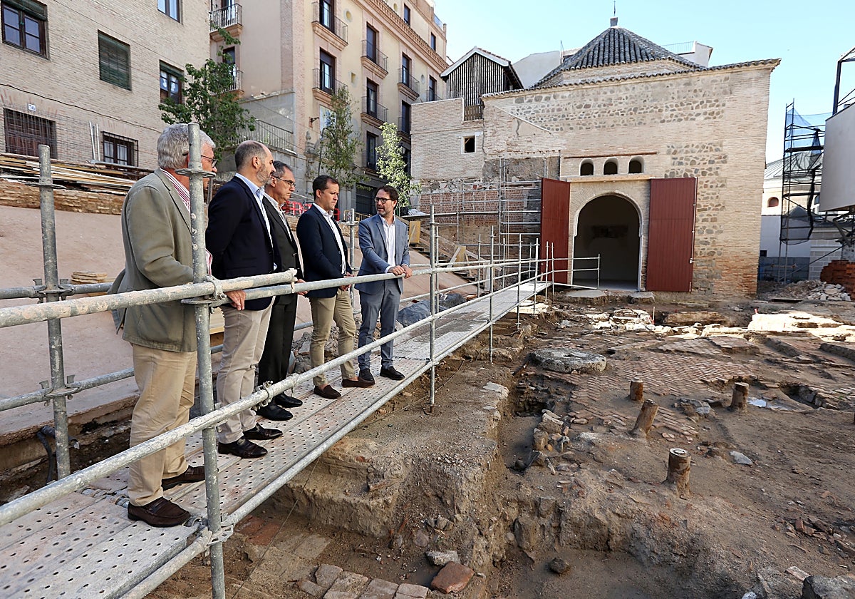 Velázquez y Corroto, con otras autoridades, visitan las excavaciones arqueológicas de la plaza del Corral de Don Diego