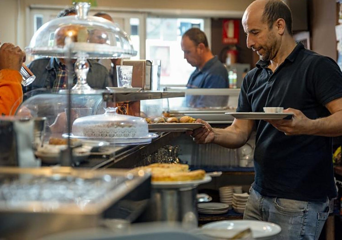 Un camarero atiende a sus clientes en un bar de Toledo
