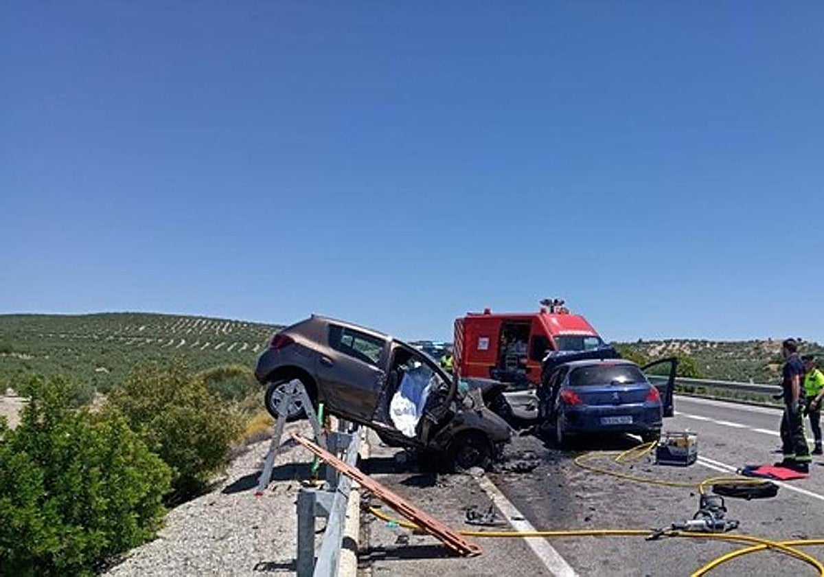Estado en el que quedaron los vehículos tras el siniestro mortal en la circunvalación de Baena