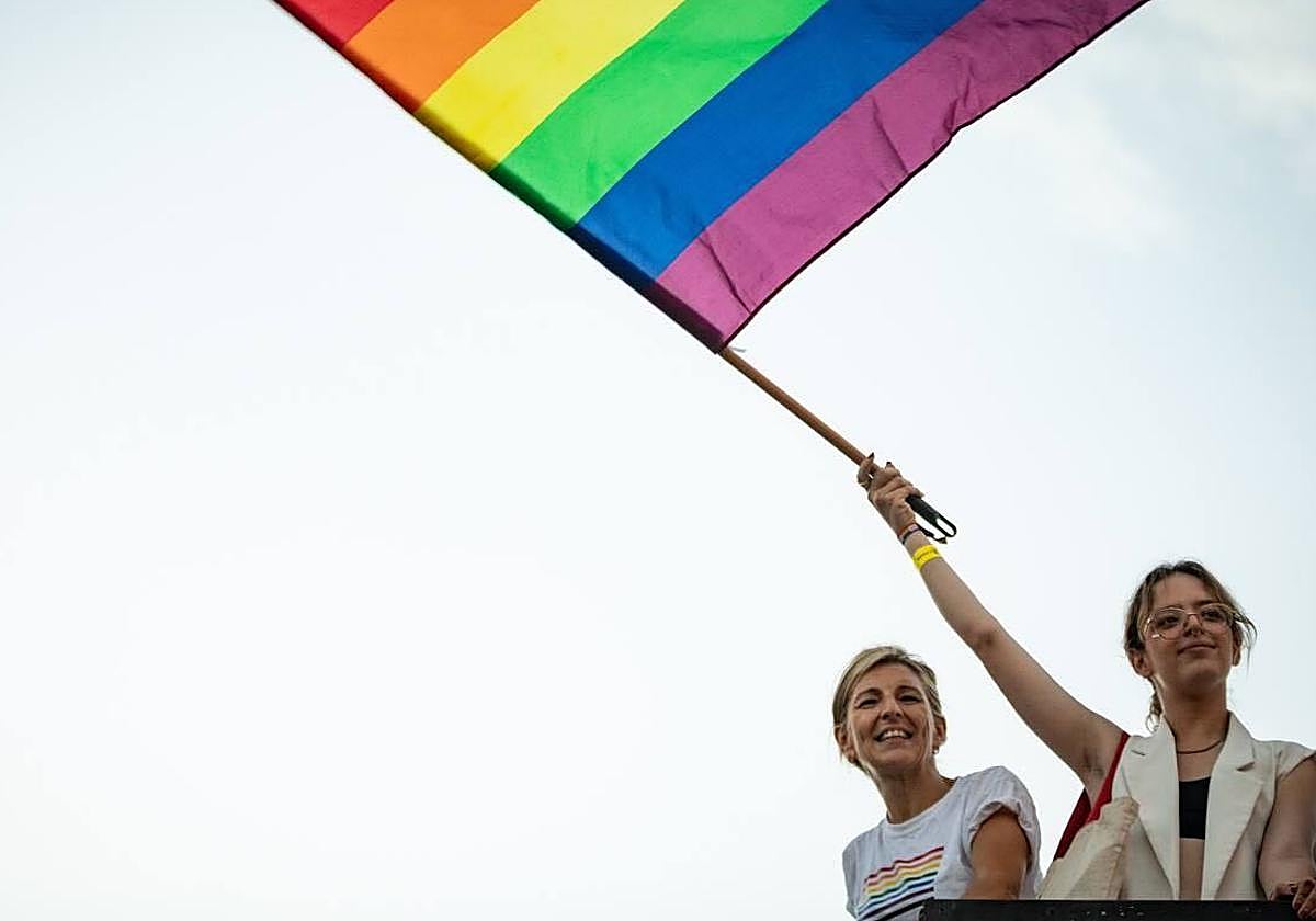 Yolanda Díaz y Elizabeth Duval, durante las celebraciones del Orgullo