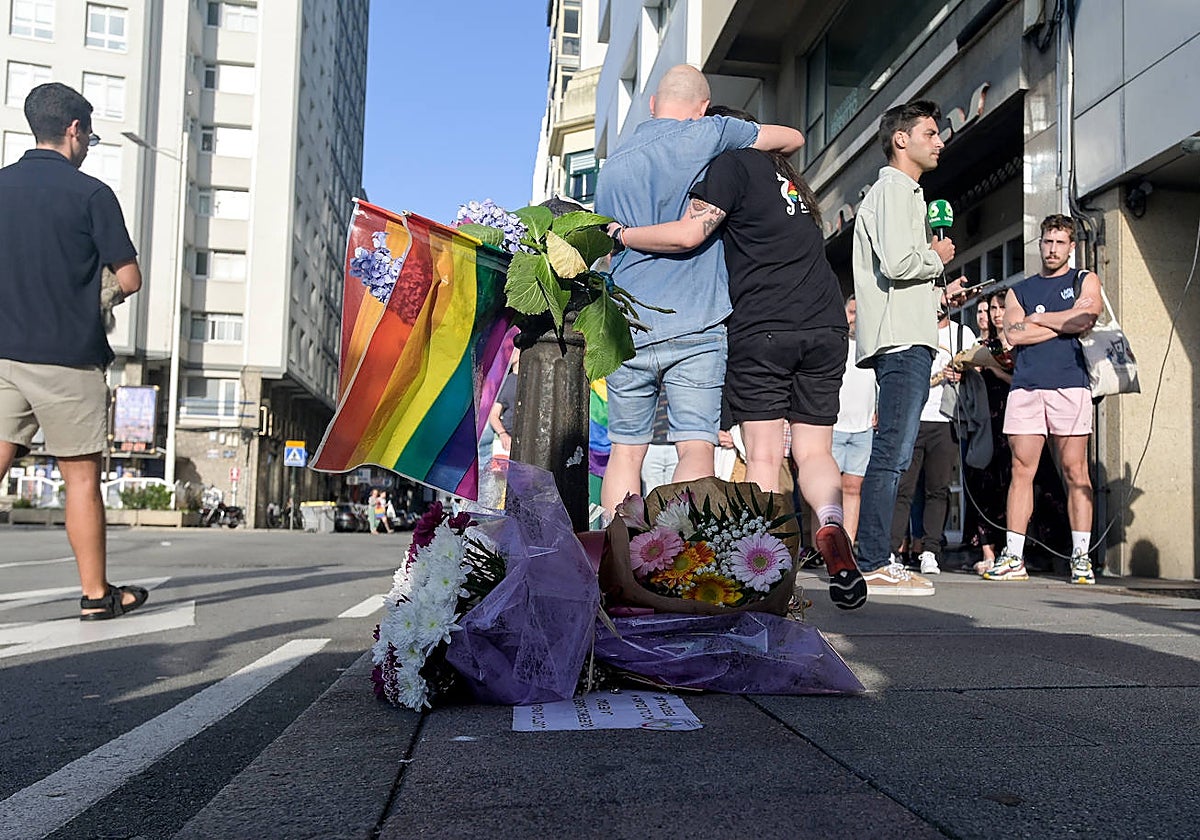 Flores y banderas en la acera donde falleció Samuel, este lunes