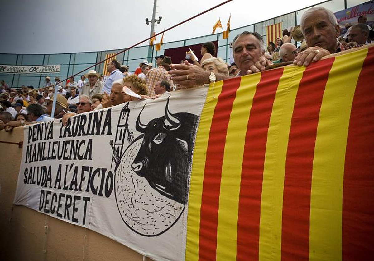 Aficionados catalanes a los toros en la plaza de Ceret, en una corrida de 2010