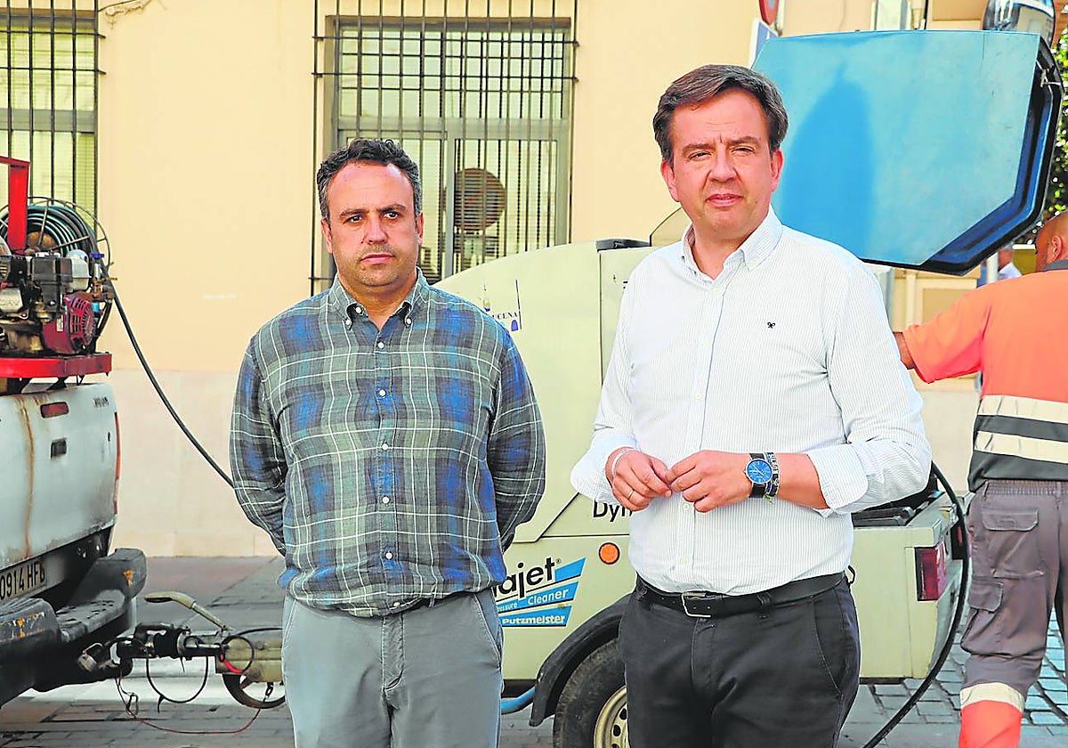 El alcalde de Lucena, Aurelio Fernández, a la derecha, con un operario municipal