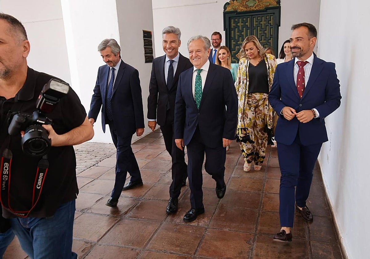 Salvador Fuentes, con miembros del grupo popular en la Diputación Provincial de Córdoba