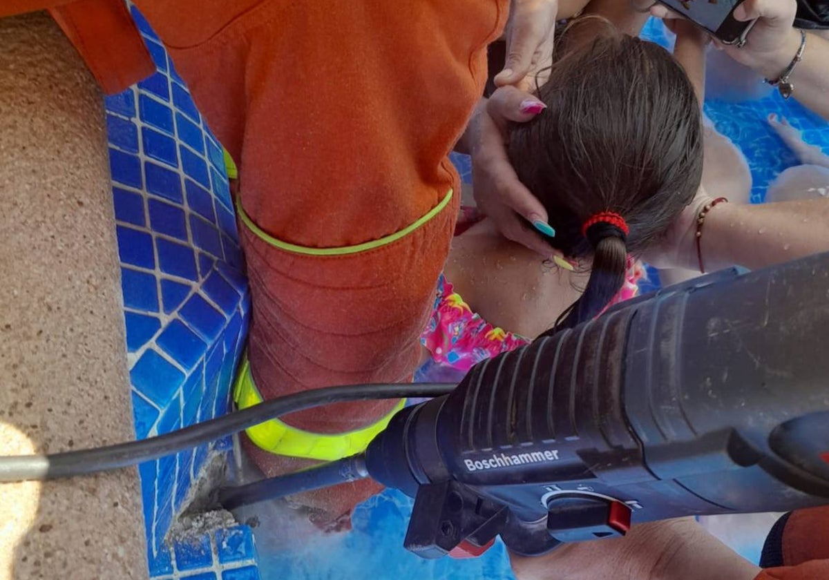 Rescatan a una niña de 3 años atrapada por el sistema de inducción de una  piscina en Alzira