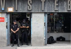 La Policía busca al atracador que mató a la dueña de una tienda de ropa en Tirso de Molina y huyó con el dinero