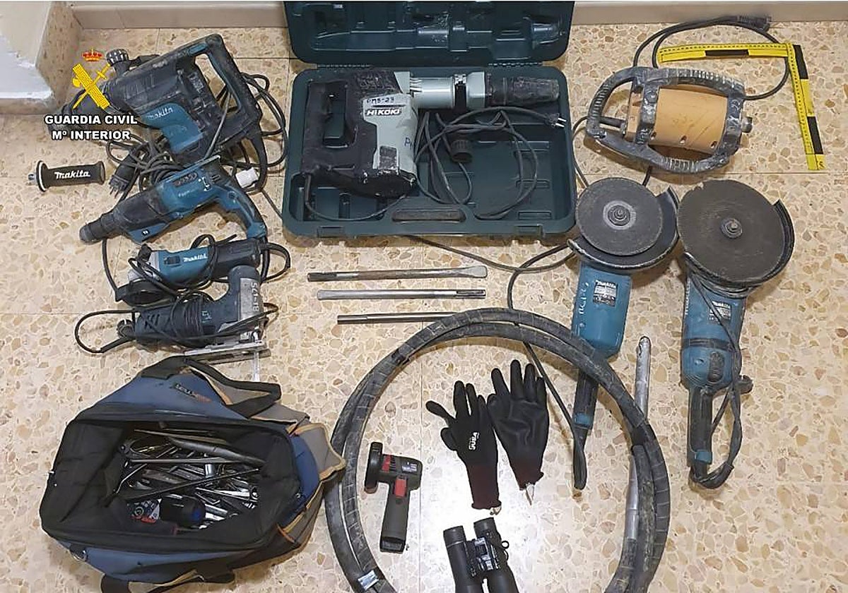 Imagen de varios de los efectos sustraídos por los presuntos delincuentes en Alicante