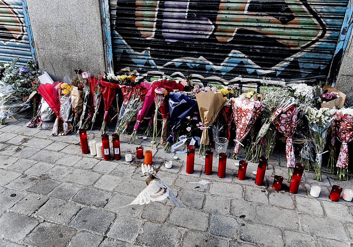 Varios ramos de flores y velas en la tienda de uniformes de trabajo 'Vistebien', donde el pasado lunes, 3 de julio, apuñalaron a Conchi, la dueña del establecimiento