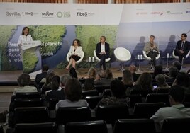 El Gobierno calienta la campaña electoral en el foro internacional sobre cambio climático en Sevilla