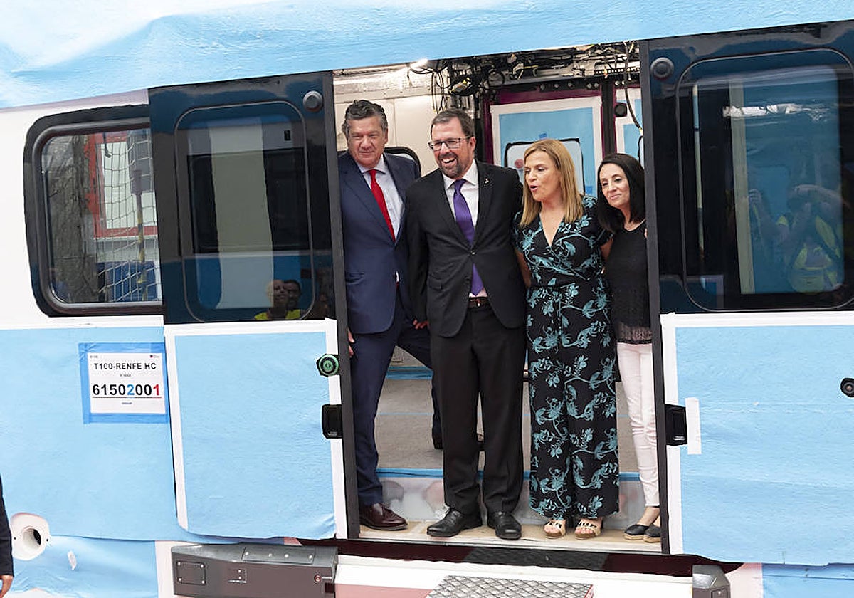 Imagen de Iñigo Parra, Raül Blanco, Pilar Bernabé y Rebeca Torró en la puerta de uno de los nuevos Cercanías