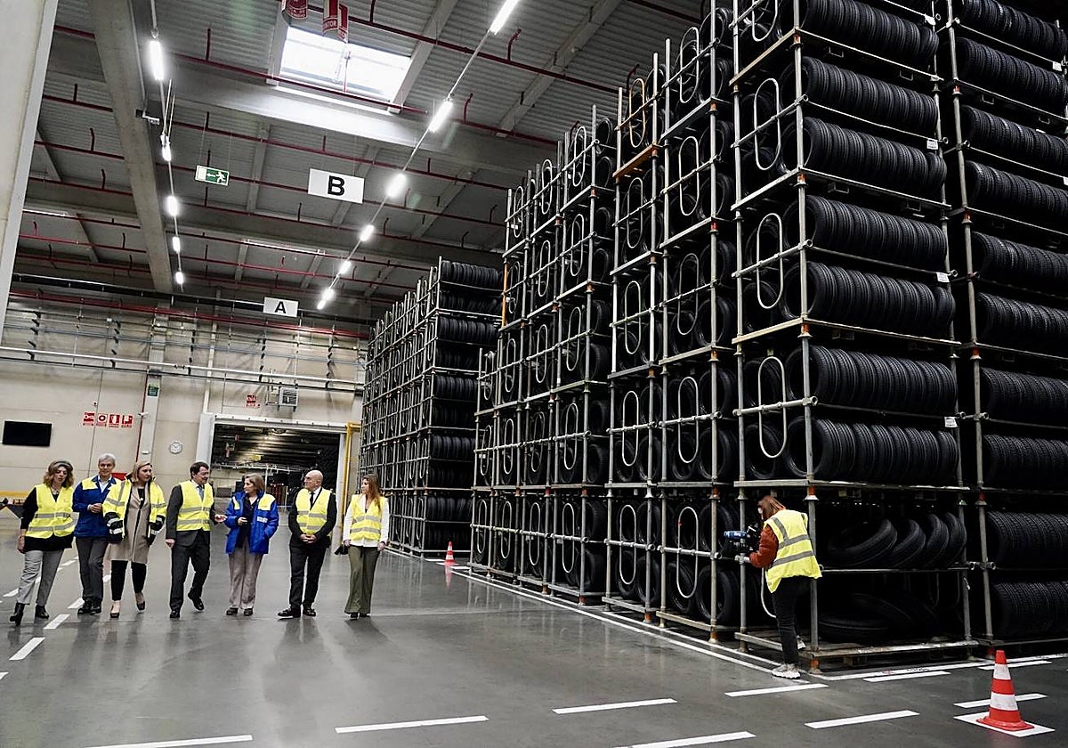 El presidente de la Junta de Castilla y León, Alfonso Fernández Mañueco, visita la Fábrica de Michelín en Valladolid el pasado marzo