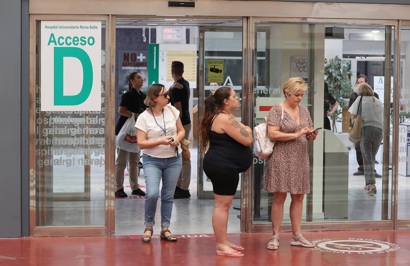 El final de la mascarilla obligatoria en los centros sanitarios de Córdoba, en imágenes