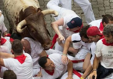 Los consejos imprescindibles para disfrutar en San Fermín: lo que debes hacer en el Chupinazo y los encierros