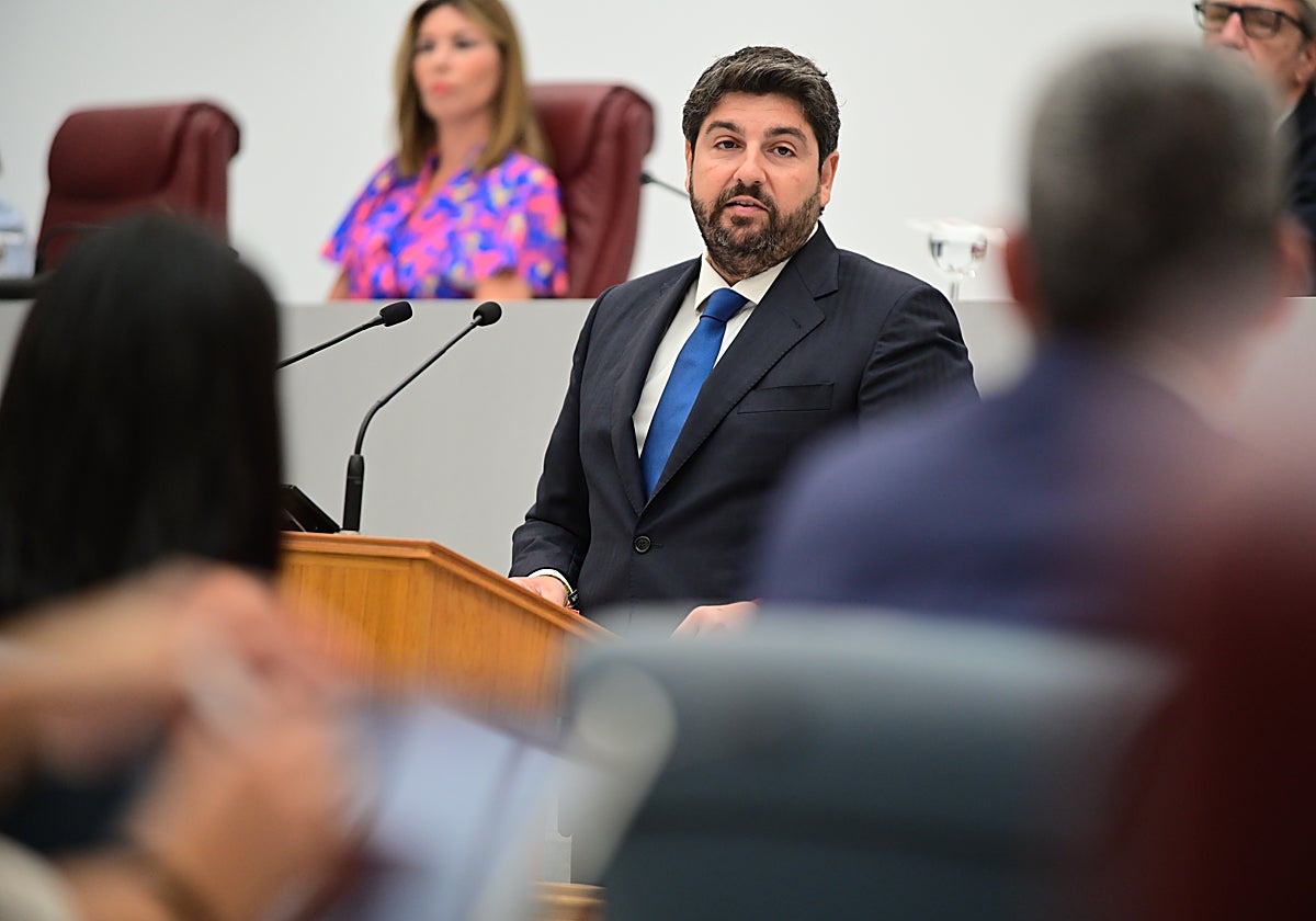 El candidato del PP para gobernar la Región de Murcia, Fernando López Miras, durante el debate de investidura
