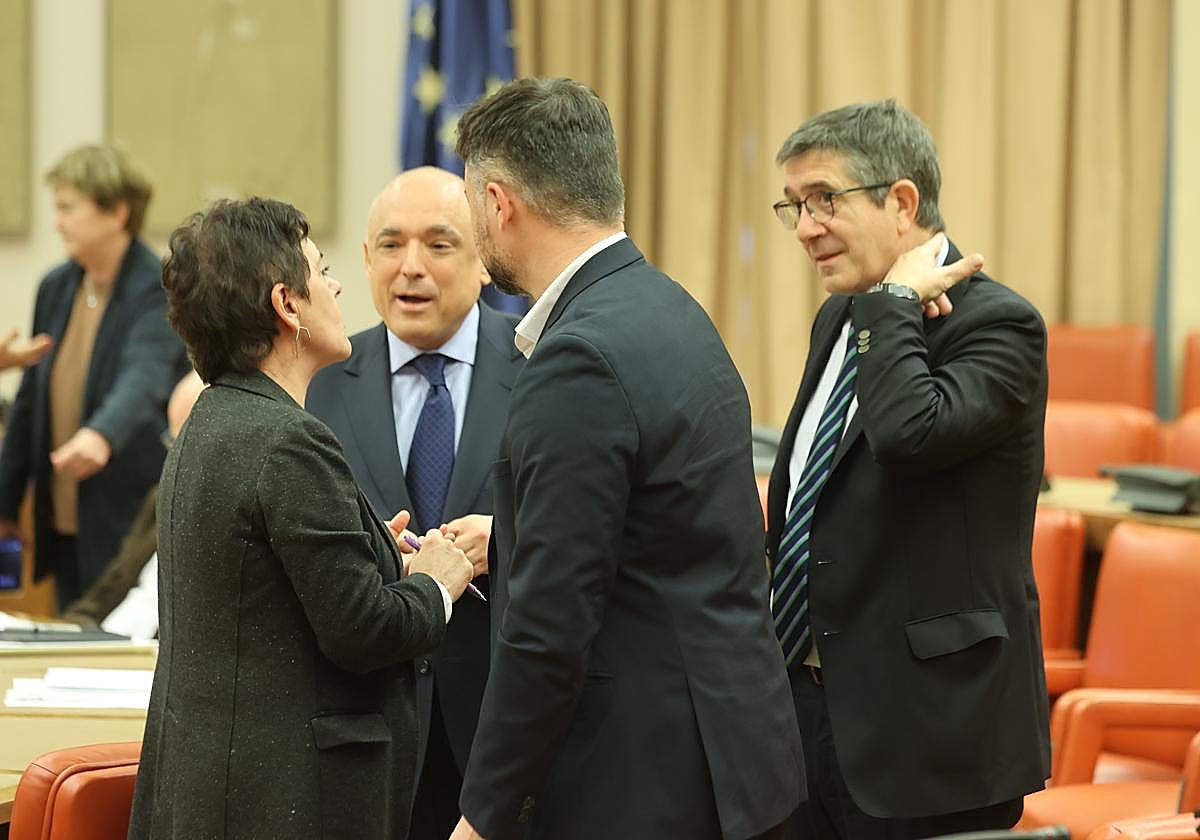 Los diputados del PSOE Patxi López y Rafael Simancas conversan en el Congreso con los portavoces de Bildu, Mertxe Aizpurúa, y de ERC, Gabriel Rufián