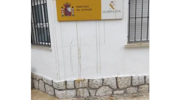 Nueva imagen de los restos de huevo impactados en el Puesto de la Guardia Civil en Pego